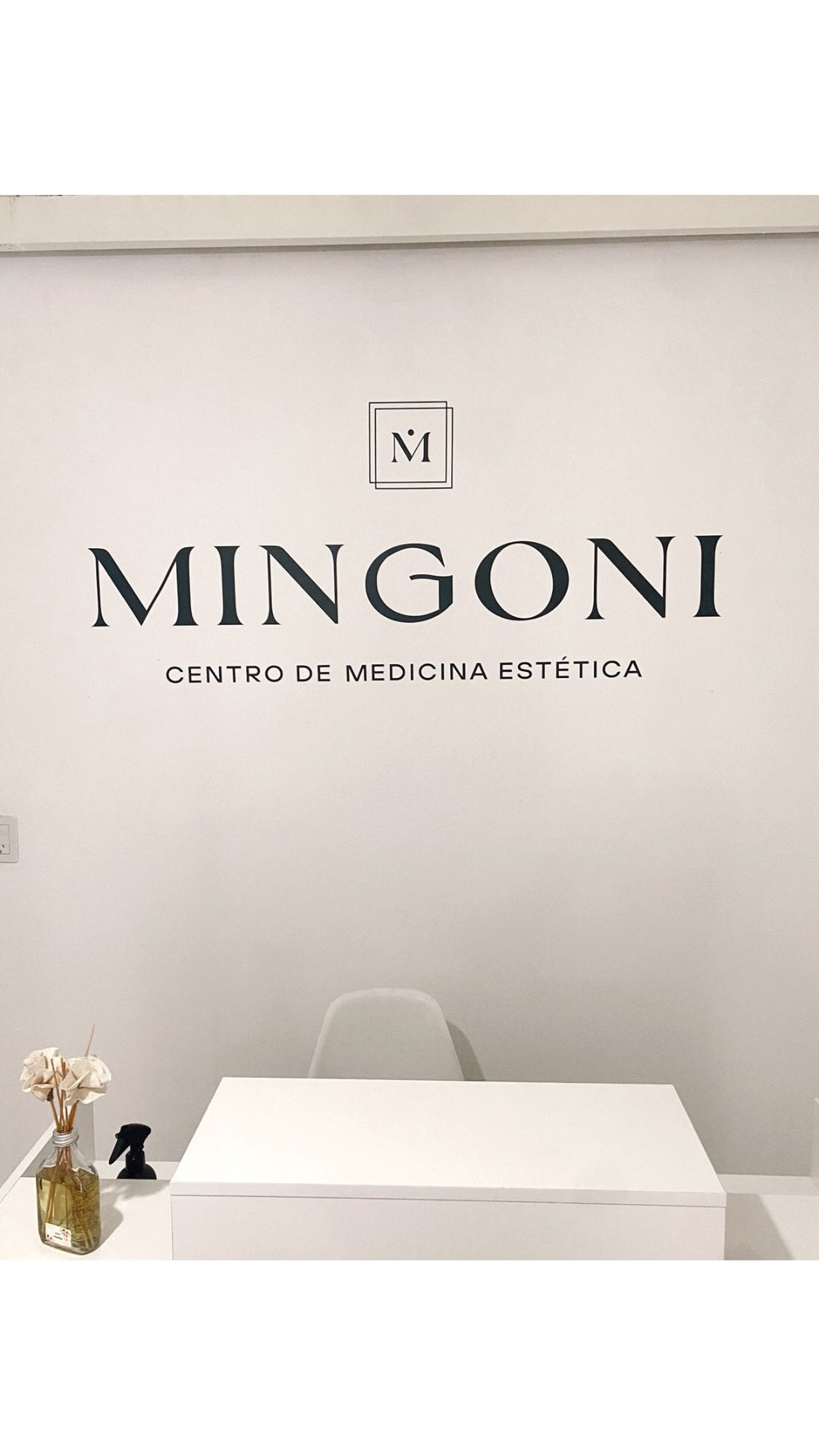 La recepción del consultorio, con el wordmark pintado sobre la pared